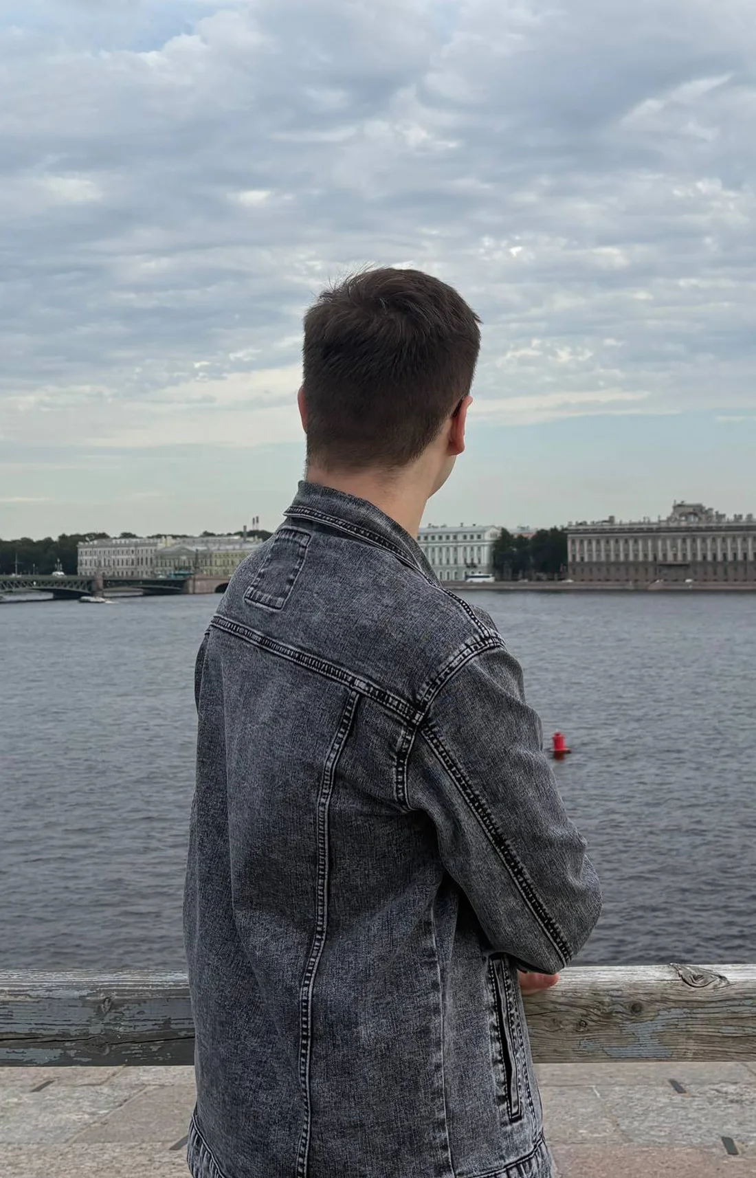 Дмитрий Павлиди на набережной Санкт-Петербурга